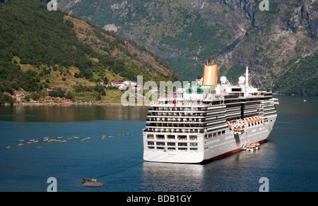 P & O Kreuzfahrt Schiff Arcadia mit Kajaks in Geiranger, Norwegen Stockfoto