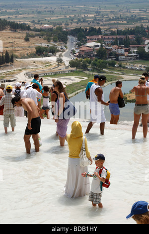 Menschen ist Fuß zusammen mit Traventines in Pamukkale (Hierapolis), Denizli, Türkei, August 2009 Stockfoto