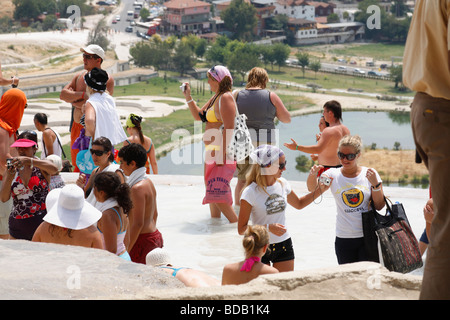 Menschen ist Fuß zusammen mit Traventines in Pamukkale (Hierapolis), Denizli, Türkei, August 2009 Stockfoto