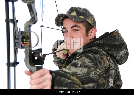 Junger Jäger mit Bogen mit dem Ziel, isoliert auf weiss Stockfoto