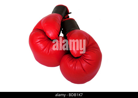 Rotem Leder Boxhandschuhe mit schwarzen Streifen auf weißem Hintergrund isoliert. Stockfoto