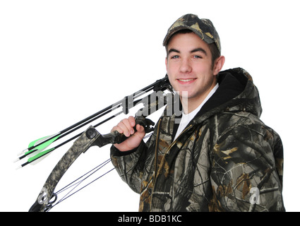 Junger Jäger mit Pfeil und Bogen Tarnung isoliert auf weiss Stockfoto