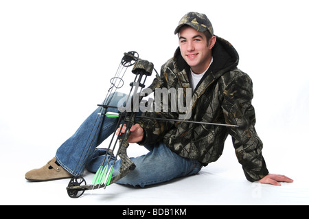 Junger Jäger mit Pfeil und Bogen Tarnung isoliert auf weiss Stockfoto