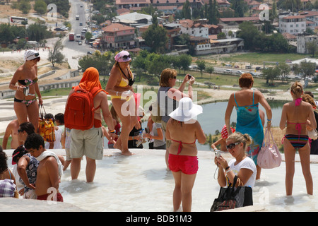 Menschen ist Fuß zusammen mit Traventines in Pamukkale (Hierapolis), Denizli, Türkei, August 2009 Stockfoto