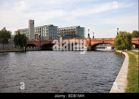 Berliner Hauptbahnhof im Blick vom Bundeskanzleramt. Im Vordergrund der Moltke ist-Brücke und der Spree-Kanal sichtbar. Stockfoto