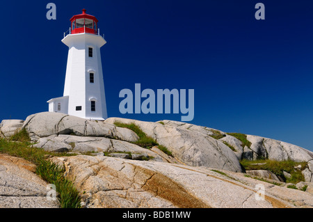 Peggy's Cove Leuchtturm auf der glatten Granitfelsen vor blauem Himmel Nova Scotia Stockfoto