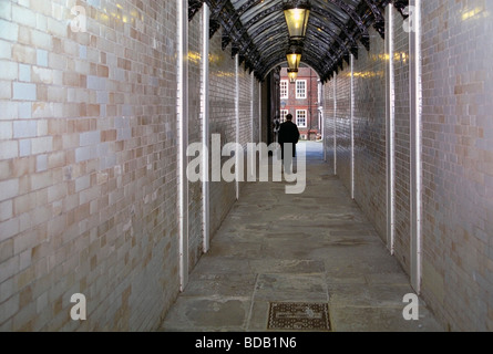 Mann zu Fuß hinunter die Pumpe Gericht Durchgang, Tempel Stockfoto