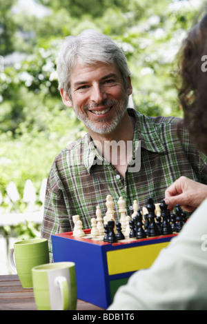 Älteres Paar beim Schachspiel Stockfoto