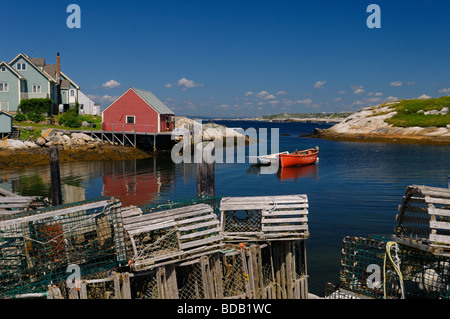 Hummer Traps auf der Werft in einer Bucht im ruhigen Fischerdorf Peggy's Cove Nova Scotia Stockfoto