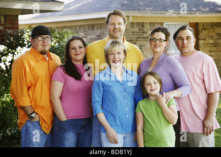 Porträt einer Familie zusammenstehen und lächelnd Stockfoto