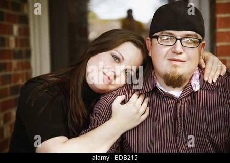 Porträt einer Mitte Erwachsene Frau an ihrem Mann Schulter gelehnt Stockfoto