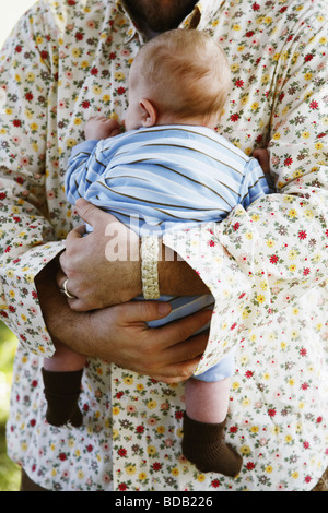 Mitte Schnittansicht eines jungen Mannes mit seinem Sohn Stockfoto