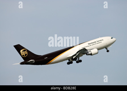 United Parcel Service (UPS) Cargo Jet wie auf ausziehen aus Calgary International Airport (YYC), Alberta, Kanada. Stockfoto