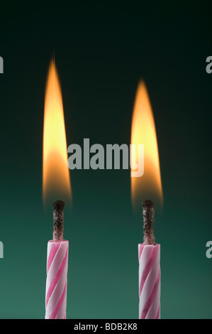 Nahaufnahme des brennenden Geburtstagskerzen Stockfoto