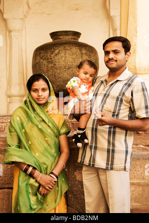 Porträt einer Familie in einem Fort Meherangarh Fort, Jodhpur, Rajasthan, Indien Stockfoto