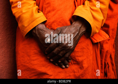 Mönch Stand mit seinen Händen umklammert, Bodhgaya, Gaya, Bihar, Indien Stockfoto