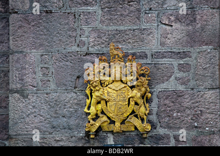 Königliche Persönlichkeiten, Ernennungsverträge, königliche Rüstungswappen im Dorf Ballater, Royal Deeside Cairngorms National Park, Schottland, großbritannien Stockfoto