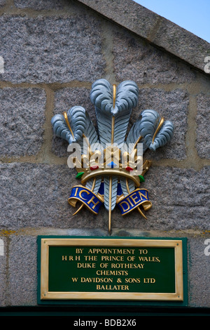 Königliche Persönlichkeiten, Ernennungsverträge, königliche Rüstungswappen im Dorf Ballater, Royal Deeside Cairngorms National Park, Schottland, Großbritannien Stockfoto