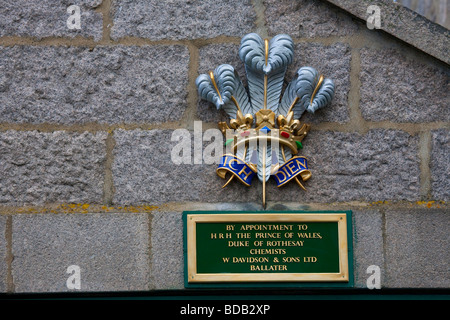 Königliche Persönlichkeiten, Ernennungsverträge, königliche Rüstungswappen im Dorf Ballater, Royal Deeside Cairngorms National Park, Schottland, Großbritannien Stockfoto