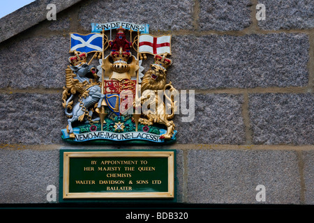 Königliche Persönlichkeiten, Ernennungsverträge, königliche Rüstungswappen im Dorf Ballater, Royal Deeside Cairngorms National Park, Schottland, Großbritannien Stockfoto