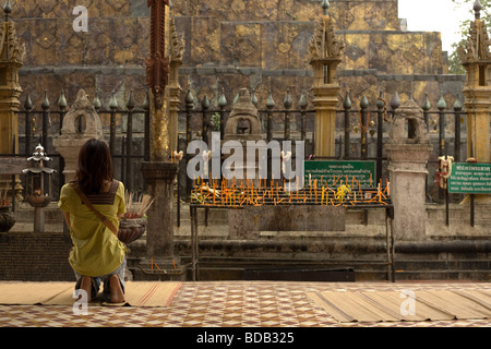 Frau beten Pagode in thailand Stockfoto