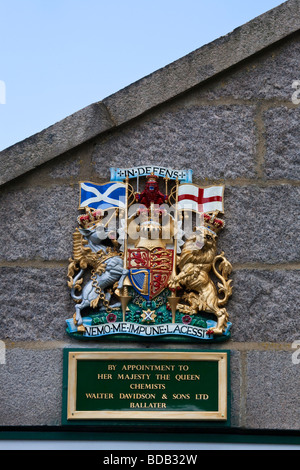 Wandtafel; königlicher Chemiker, Royal Coat of Arms, im Ballater Royal Deeside Cairngorms National Park, Schottland, Großbritannien Stockfoto