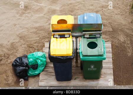 Wheelie-Kästen für Kunststoff, Glas, Papier und allgemeinen Müll am Strand auf Gran Canaria auf den Kanarischen Inseln Stockfoto