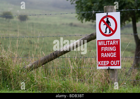 Warnschild am Lulworth Tank Schiess-an Bucht, Dorset, Großbritannien Stockfoto