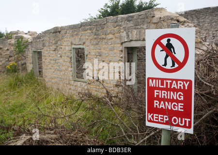 Aufgegeben, aufbauend auf den militärischen Schießplatz an Bucht, Dorset, Großbritannien Stockfoto