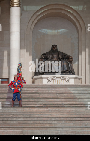 Mongolischen Soldaten in uniform Stand stramm neben Dschingis Khan Monument, Government House, Ulaan Baatar, Mongolei Stockfoto