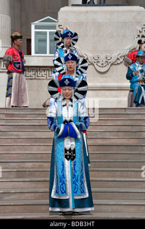 Mongolische Tänzer in traditioneller Kleidung auf der Treppe des Government House, Ulaan Baatar, Mongolei Stockfoto