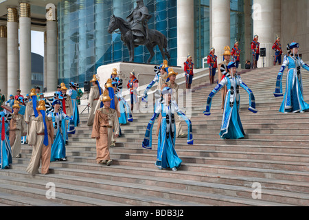 Mongolische Tänzer in traditioneller Kleidung auf der Treppe des Government House, Ulaan Baatar, Mongolei Stockfoto