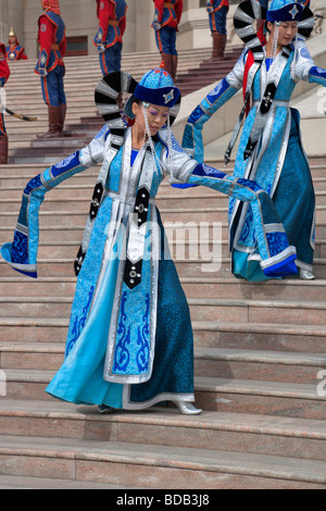 Mongolische Tänzer in traditioneller Kleidung auf der Treppe des Government House, Ulaan Baatar, Mongolei Stockfoto