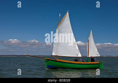 Möwe-Boot in der Nähe von Cordouan Stockfoto