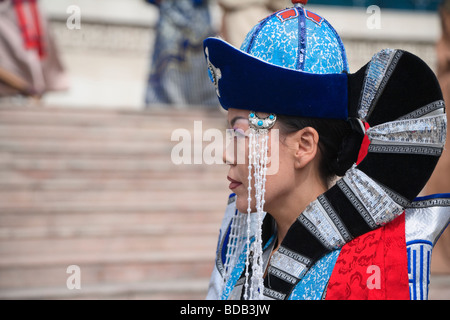 Profil von mongolische Tänzerin in traditioneller Kleidung, Government House, Ulaan Baatar, Mongolei Stockfoto