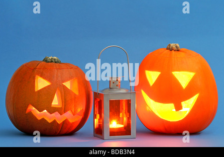 Zwei geschnitzte Halloween-Kürbisse und eine Laterne Stockfoto