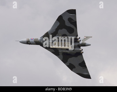 XH 558 ehemalige Royal Air Force Avro Vulcan B2 delta wing high-altitude strategischer Bomber aircraft durchführen bei einer Flugschau. Stockfoto