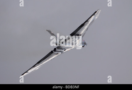 XH 558 ehemalige Royal Air Force Avro Vulcan B2 delta wing high-altitude strategischer Bomber aircraft durchführen bei einer Flugschau. Stockfoto