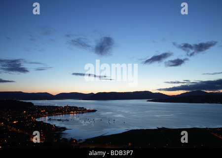 Sonnenuntergang über der Stadt von Gourock und den Firth of Clyde in Inverclyde auf der West Coast of Scotland, UK Stockfoto