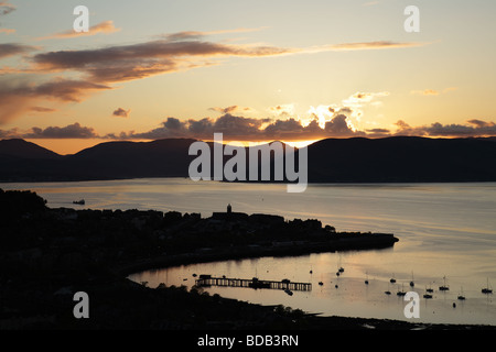 Sonnenuntergang über der Stadt von Gourock und Firth of Clyde an der West Küste von Schottland, UK Stockfoto