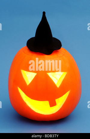 Eine geschnitzte Halloween-Kürbis mit einem Hexen-Hut Stockfoto