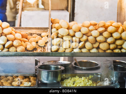 Garküche in einem Straßenmarkt Stockfoto