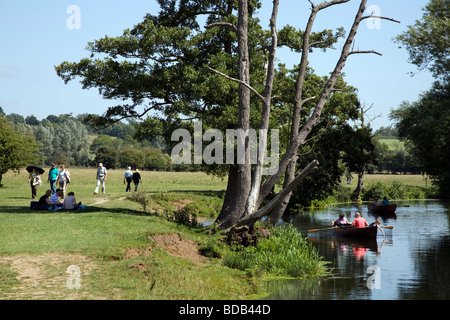 Wanderer und Ruderboote am Fluss Stour zwischen dem historischen Dorf von Dedham und Flatford in Constable Land Stockfoto