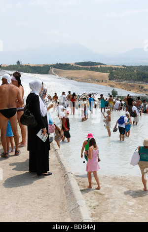 Zwei Frau blickt auf die Menschen zu Fuß auf Travertin in Pamukkale (Hierapolis). Denizli, Türkei, August 2009 Stockfoto