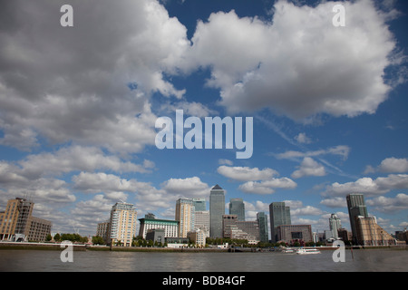 Canary Wharf und Canada Water Finanzviertel von jenseits des Flusses unter blauem Himmel betrachtet. London Stockfoto