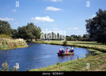 Schifffahrt auf dem Fluss Stour zwischen dem historischen Dorf von Dedham und Flatford in Constable Land Menschen Stockfoto