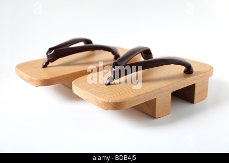 Ein paar japanische Holzsandalen traditionellen Stil, bekannt als Geta Stockfoto