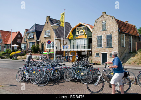 Fahrrad Fahrräder zum mieten Friesland Hafen Hafen Terschelling Niederlande Meer Stockfoto