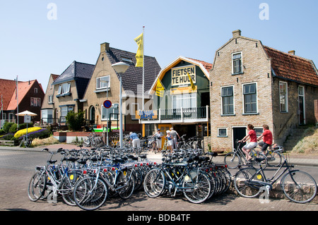 Fahrrad Fahrräder zum mieten Friesland Hafen Hafen Terschelling Niederlande Meer Stockfoto