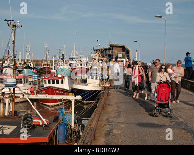 Touristen und Angelboote/Fischerboote in Bridlington Harbour East Yorkshire UK Stockfoto